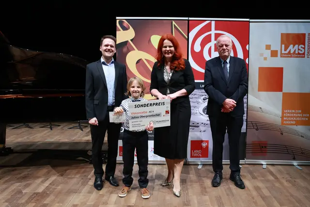 Für herausragende Leistungen beim Landeswettbewerb wurden insgesamt 33 Sonderpreise vergeben. Im Bild (v. l.): Hannes Tipelius (Direktor LMS Untere Schranne), Preisträger Julius Oberprantacher, LRin Cornelia Hagele, Georg Aicher-Hechenberger (Bürgermeister Erl). | Foto: Land Tirol/Kary Sophie