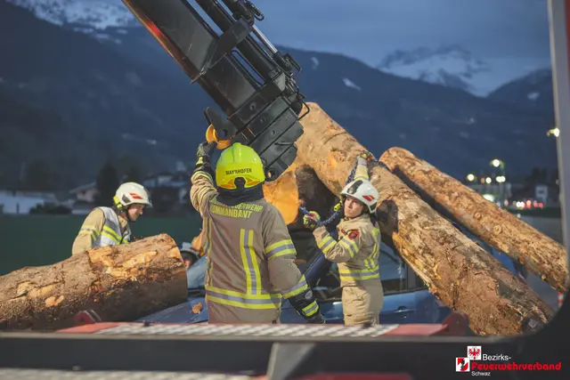 Die Einsatzkräfte vor Ort waren voll gefordert.  | Foto: BFV Schwaz