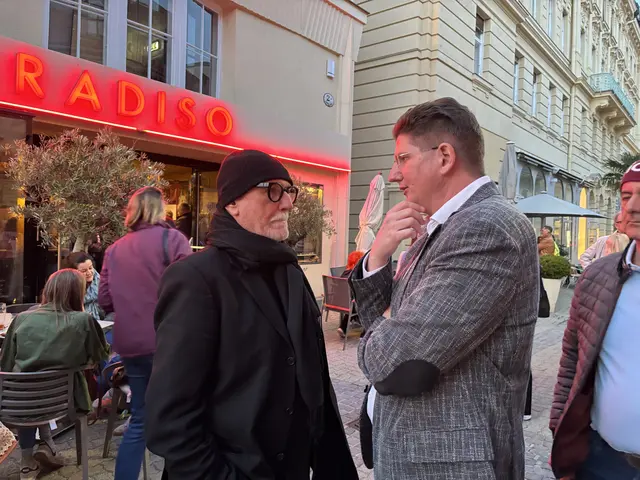 Lois Lammerhuber im Gespräch mit Bezirkshauptmann Christian Pehofer.

  | Foto: Mirjam Preineder