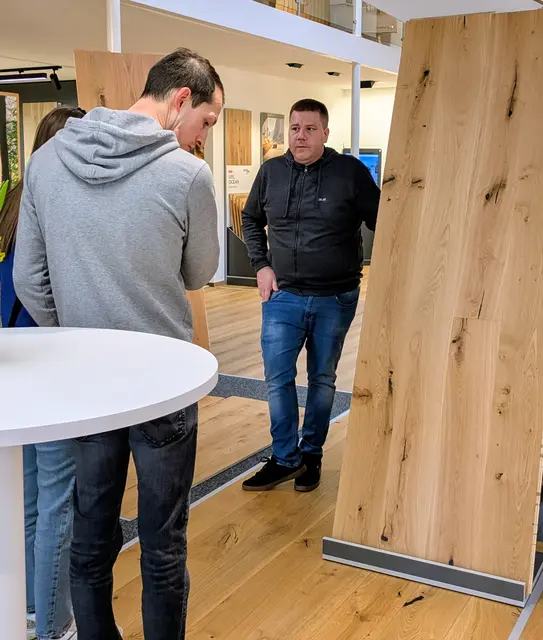 Für die kompetente Beratung wird sich ausreichend Zeit genommen. | Foto: Fox