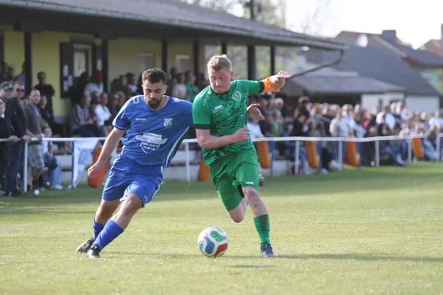 Der SC Hof (r. Leon Mayer) musste sich Au (l. Mustafa Sahin) mit 2:1 geschlagen geben. | Foto: Flake