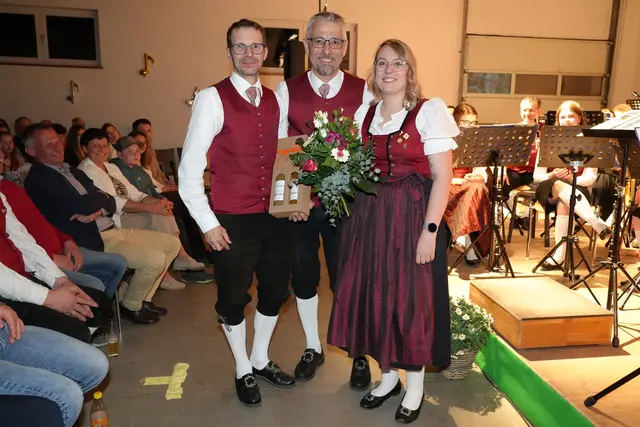 Musikverein Traismauer begeistert mit Filmmusik und feiert seine Talente