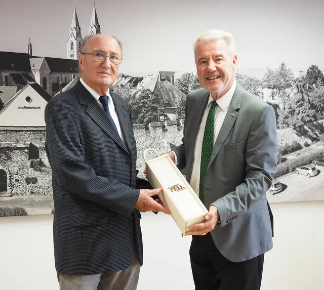 Bürgermeister Klaus Schneeberger trauert um Franz Stocker, einen wichtigen Mann in der Wiener Neustädter Stadtpolitik. Auf dem Foto: Bürgermeister Mag. Klaus Schneeberger (r.) gratulierte Nationalratsabgeordnetem a.D. Franz Stocker zum 85. Geburtstag. | Foto: Weller