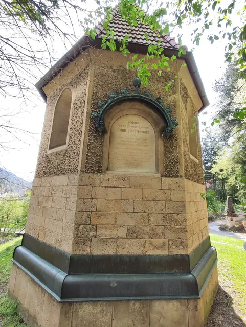 An der Rückseite der Kirche befindet sich eine Gedenktafel für den Erbauer der Kapelle... | Foto: I. Wozonig 