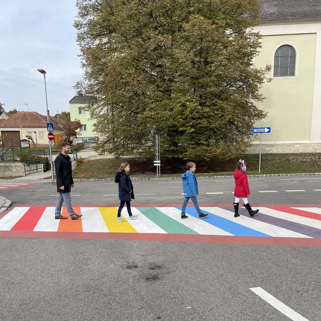 Das Projekt "Regenbogenzebrastreifen" wurde bereits im Oktober 2022 umgesetzt.  | Foto: Hornstein