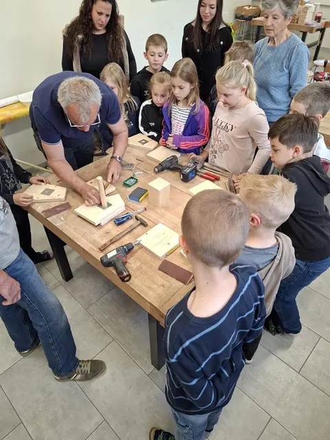 Gemeinsam wurde gearbeitet, getischlert und gewerkt. | Foto: Michaela Freisinger