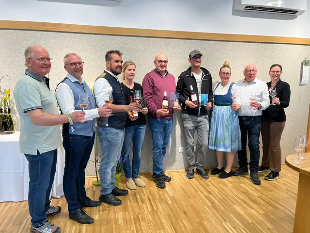 Helmut Bruckner (Weinkulturhaus Obmann Stellvertreter, Amtmann der Marktgemeinde Gols Dieter Horvath, BGM Kilian Brandstätter, Birgit Pittnauer (2. Platz Cup), Matthias Wendelin (1. Platz), Paul Achs (2. Platz), BGLD Weinprinzessin Lena Glauber, Hans Schrammel (BGM a.D. &amp; Obmann vom Weinkulturhaus), Tina Brunner | Foto: Weinbauverein Gols