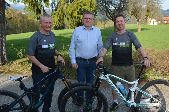 Bürgermeister Herbert Berger dankt dem scheidenden Obmann und gratuliert dem neun Vorsitzenden. | Foto: Franz Faustmann