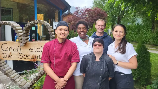 Gurung Nabin aus Nepal, "Die Seewirtin" Maria Kienreich, Irina Tasch aus Weißenbach, Geschäftsführer Werner Raggl und Gordana Cosic (AMS) | Foto: AMS Liezen