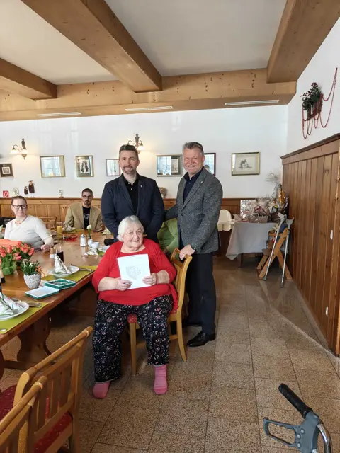 Emmy Schimek feiert 90. Geburtstag in Garmanns