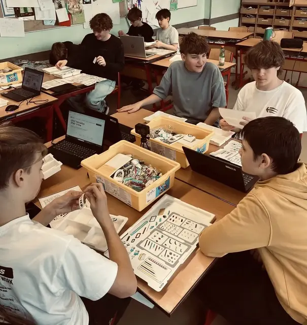 Die 4. Klassen der Innovativen Mittelschule (IMS) Langenhart entwickelten ihre eigenen Roboter – von der ersten Idee bis zur fertigen Umsetzung.  | Foto: IMS Langenhart