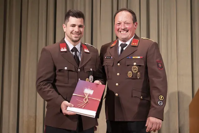 Ein Höhepunkt des Abends war die feierliche Präsentation der Chronik der Freiwilligen Feuerwehr Oberhofen.  | Foto: Charly Lair