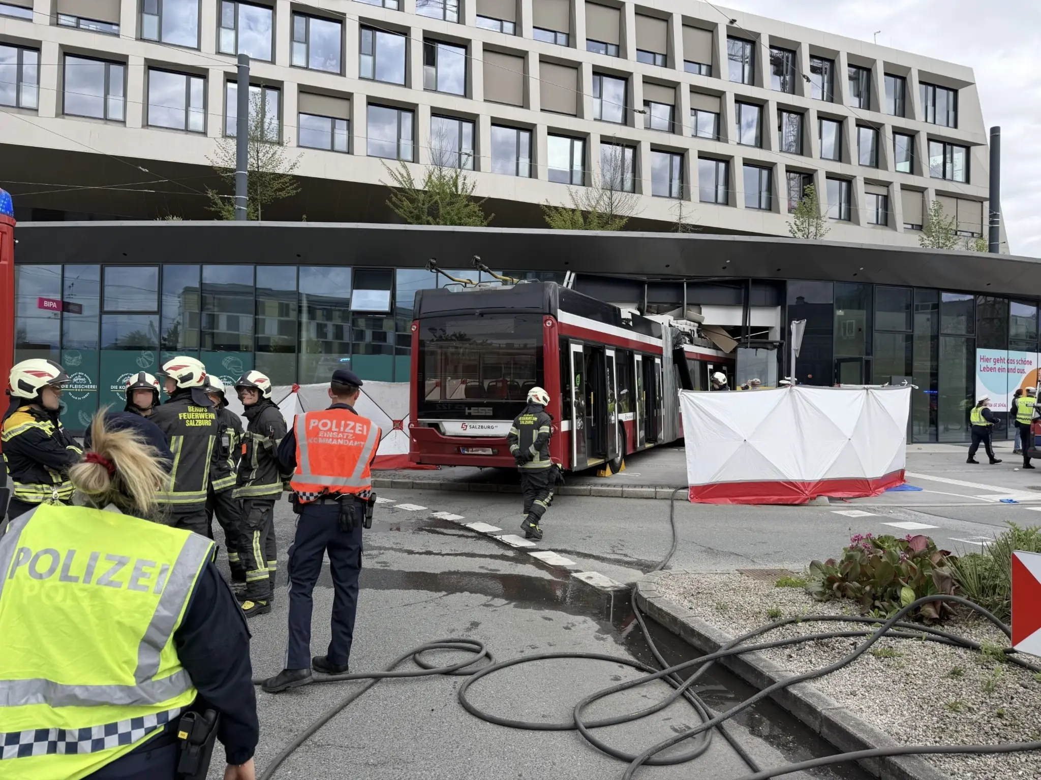 Obus rammt Supermarkt: Großaufgebot in Salzburg-Itzling nach tödlichem Obus-Aufprall