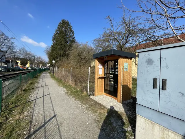 Frische Eier "zieht" man jederzeit in Oberndorf, beim Automaten neben der Salzburger Lokalbahn.