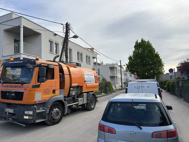 Ein Waschfahrzeug fährt regelmäßig über den Drygalskiweg. Helfen würde es der Staubsituation in der Straße laut Anrainerinnen und Anrainern nicht.  | Foto: Michael Marbacher/MeinBezirk