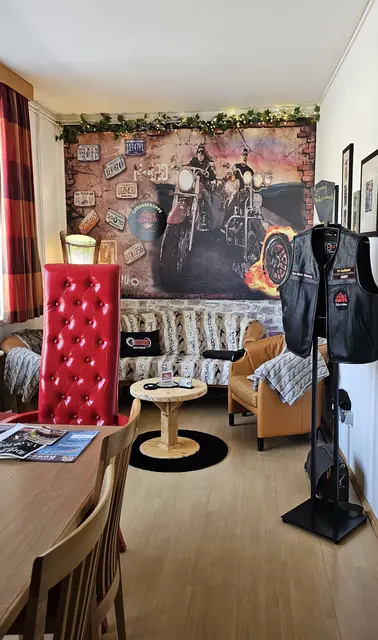 Das Clubhaus mit Sitzecke im Biker-Stil. | Foto: Kerstin Pussnig