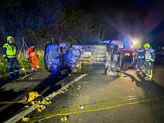 Schwerer Verkehrsunfall nahe der Anschlussstelle Mooskirchen mit vier Personen, zwei mussten ins Krankenhaus. | Foto: FF Mooskirchen