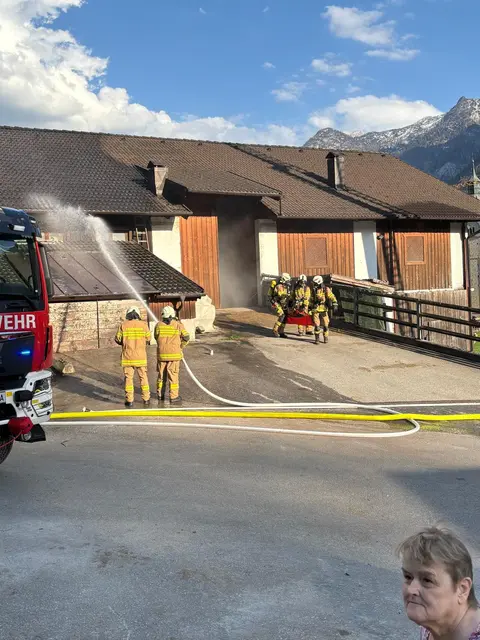 Brandbekämpfung im Außenangriff unter realitätsnahen Bedingungen. | Foto: Freiwillige Feuerwehr Scheffau