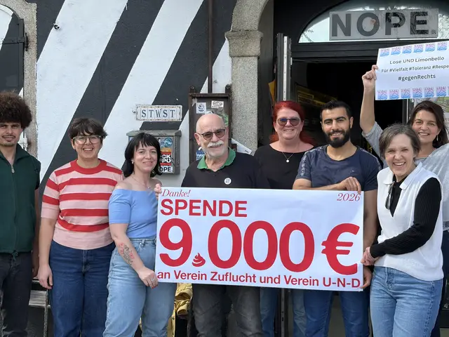 Spendenscheck an zwei Linzer Vereine übergeben