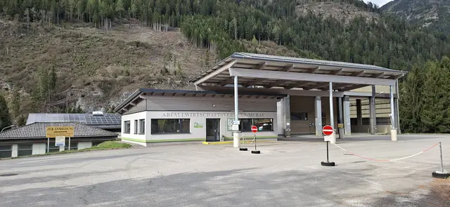 Neben den Hallen des Abfallwirtschaftsverbandes soll eine neue Kompostierungsanlage errichtet werden. | Foto: Seifter