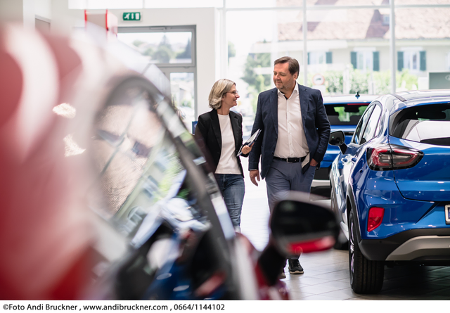 Das dynamische Unternehmerpaar Doris und Dieter Schwarz im Autohaus in der Wienerstraße 37–39, in Oberwart. | Foto: Andi Bruckner