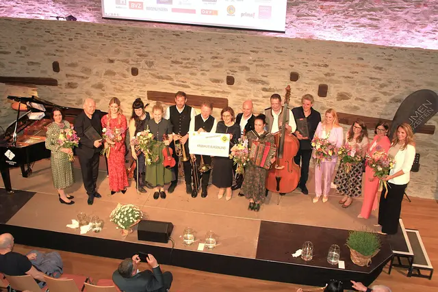 Das Benefizkonzert auf Burg Schlaining brachte der Krebshilfe Burgenland 22.200.- Euro. Ein großer Dank galt den Künstlern, den unterstützenden Sponsoren und den zahlreichen Event-Gäasten.  | Foto: Peter Seper