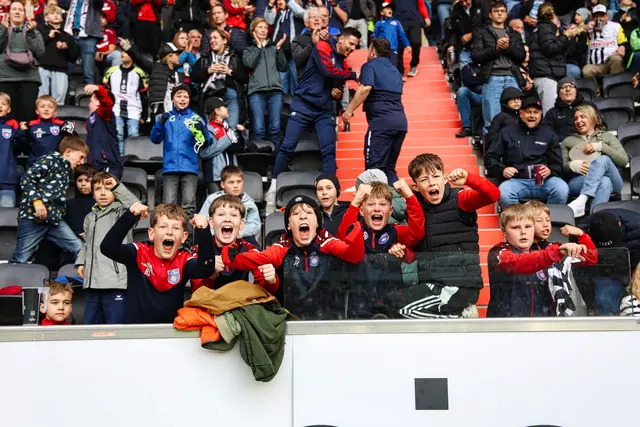 Das Heimspiel stand im Zeichen des schwarz-weißen Vereinsspieltages in der Raiffeisen Arena und den Treffer zum 1:1-Ausgleich bejubelten diese Kids ganz laut. | Foto: Reischl