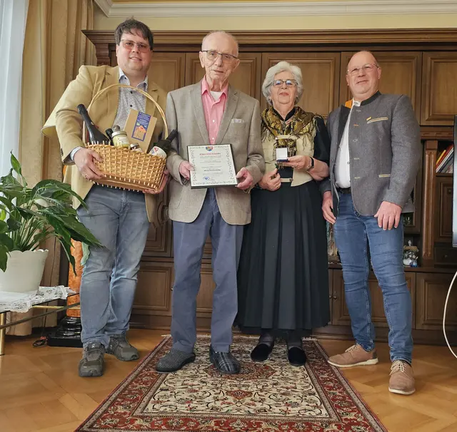Bürgermeister Horst Frank und Vizebürgermeister Daniel Hugl gratulierten recht herzlich.  | Foto: Gemeinde Drasenhofen