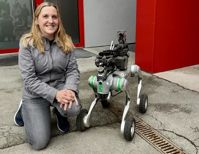 Die Gewinnerin des Namenswettbewerbs für den Roboterhund, Karoline Radlberger, wurde in die Feuerwehrzentrale eingeladen. | Foto: FFW