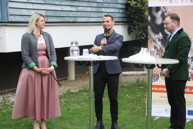 Moderator Daniel Düsenflitz (m.) hier im Gespräch mit der Geschäftsführerin von "Die Strasse der Musik", Nicole Heiling und Ewald-Marco Münzer, Geschäftsführender Gesellschafter der Münzer Bioindustrie. | Foto: Josef Hofmüller