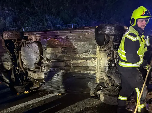 Auf der A2 überschlug sich in der Nacht auf Montag ein Fahrzeug mit vier Personen. | Foto: FF Mooskirchen