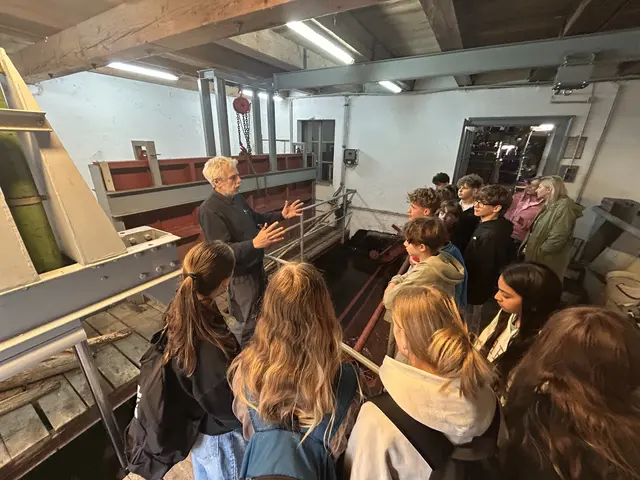 Die Schüler der Wölblinger Mittelschule konnten grüne Energie im Ursprung erleben.  | Foto: KEM