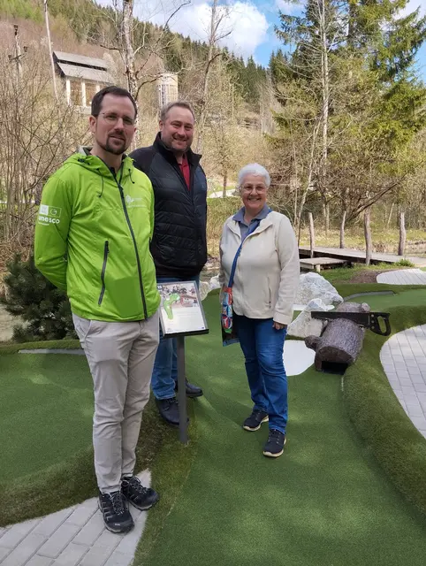 Station Forstmuseum 
Oliver Gulas Wöhri mit Obmann Markus Dick und GF Veronika Frank vom Ö Forstmuseum Silvanum