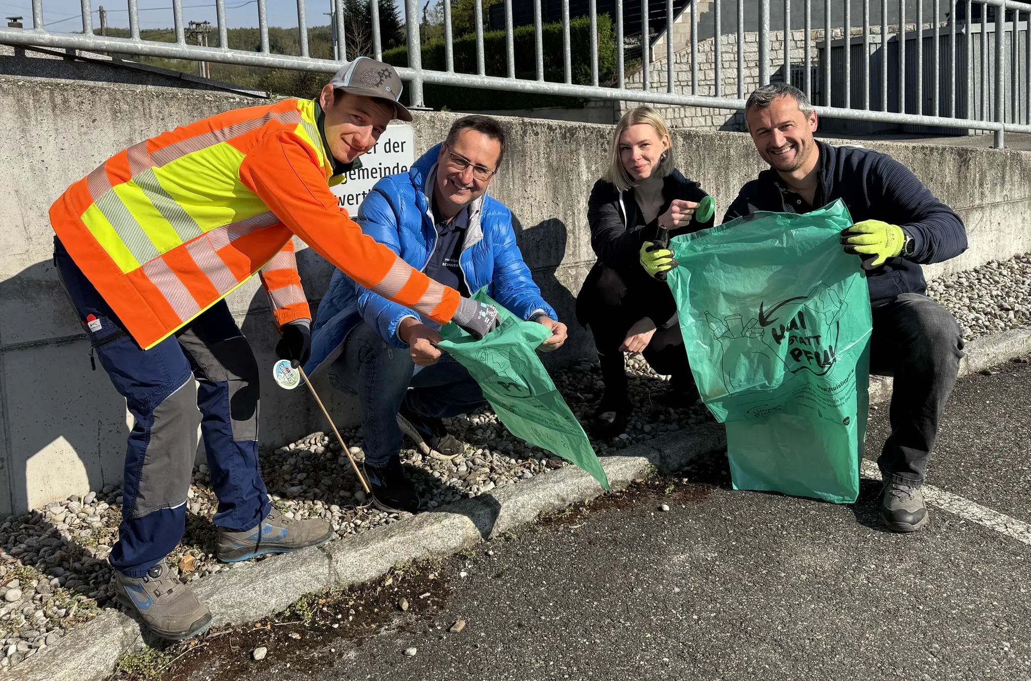 Tractor tires removed by crane: 65 people participated in cleanup - | Perg