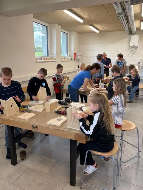 Die Volksschule glich zeitweise einer Tischlerwerkstätte. | Foto: Michaela Freisinger
