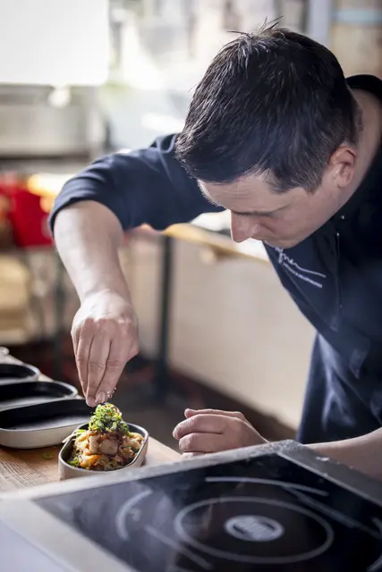 Gastronom Franz Dafner verleiht seiner Kreation den letzten Schliff. | Foto: designreich.at/Daniel Reichinger