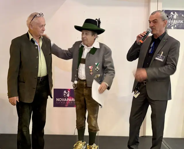 Alex Rehak (Mitte) mit den Repräsentanten des Hotel Novapark Josef Neukam (li.) und Josef Röck | Foto: Gaube