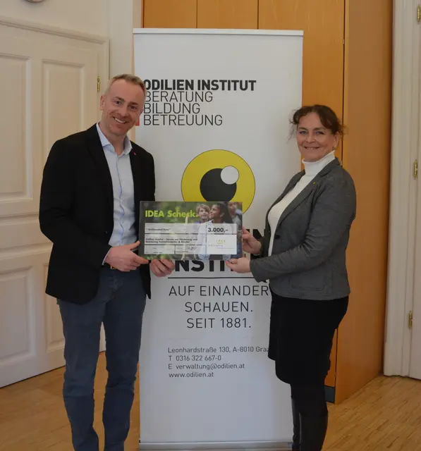 Erst im Jänner erhielt das Odilien-Institut eine Spende über 3.000 Euro, die eine barrierefreie Rollstuhlschaukel ermöglichen sollen. | Foto: Helvetia 