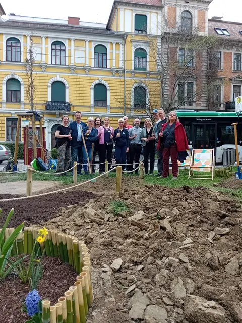 Umgraben, garteln und aussähen: Am "Wormspitz" in Geidorf wurde die Grünfläche von der Projektgruppe "Wir gestalten Andritz" der Grätzelinitative Margaretenbad umgestaltet. | Foto: Grätzelinitative Margaretenbad