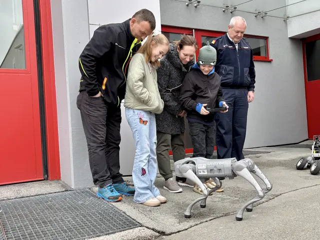 Die Gewinnerin des Namenswettbewerbs für den Roboterhund, Karoline Radlberger, wurde in die Feuerwehrzentrale eingeladen. | Foto: FFW