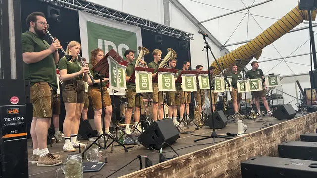 Die Blasmusikgruppe IBO sorgte am Sonntag für zünftige Klänge. | Foto: Andrea Karrer
