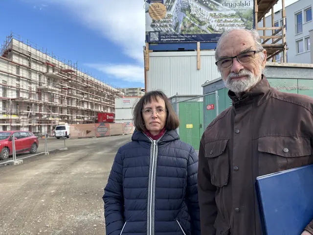 Frau Göttlicher und Herr Kölbl wohnen am Drygalskiweg und sind unzufrieden mit der Lage. | Foto: Michael Marbacher/MeinBezirk