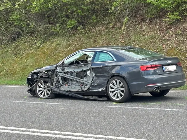 Pkw kollidiert mit Lkw – Eine Person kommt ins Klinikum Steyr