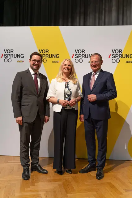 Beim Bezirksparteitag Anfang April gratulierten Landesgeschäftsführer Hiegelsberger (l.) und Landeshauptmann Stelzer (r.) Gertraud Scheiblberger zur Wiederwahl. Am 24. April 2026 findet der 42. Landesparteitag statt, bei dem sich Thomas Stelzer der Wiederwahl stellt. | Foto: OÖVP/Pischinger