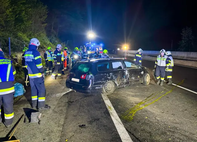 Das schwer beschädigte Fahrzeug wurde von einem Abschleppunternehmen abgeschleppt. | Foto: FF Mooskirchen