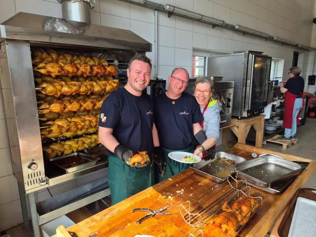 Fürs leibliche Wohl gab's Grillhendl. | Foto: Michael Zehetner/FF Wopfing