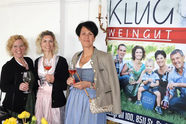 St. Josef-Spielleiterin Marlies Lienhart (li) stellte sich beim Weingut Klug ein | Foto: Gerhard Langmann