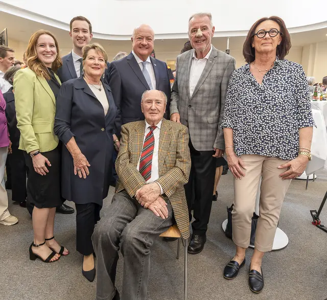 Franz Stocker beim Empfang für seinen Sohn Bundeskanzler Christian Stocker in der Karmeliterkirche. Am Foto mit Lilli Graf, Clemens und Gerda Stocker, Bürgermeister Klaus Schneeberger und Birgit Lenauer. | Foto: Stadt Wiener Neustadt/Weller