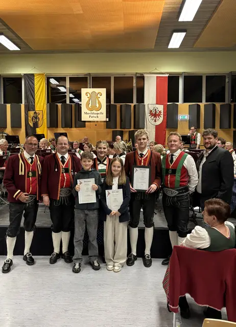 Am Freitag wurde die Jugend geehrt. Im Bild: v.l.n.r. Kapellmeister Rene Sarg, Obmann Josef Töchterle, die Jungmusikanten und -musikantinnen, Jugendreferent-Stellvertreter Dominik Falgschlunger, Musikbezirksobmann Michael Haid | Foto: AMG/MK Patsch