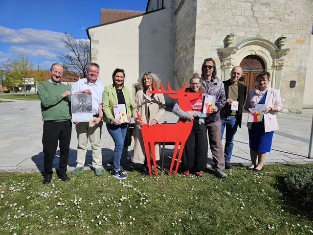 Christoph Goldschmidt (Stadtpfarrer), Franz Knittelfelder (Projekt „Plötzlich:Mensch“), Heidi Schwungfeld-Fass (Kulturstadträtin), Elisabeth Ledersberger-Lehoczky (Kuratorin Kunsthaus Laa), Andrea Nagl und Markus Wintersberger (Projekt „RELIQUIE WEIN4“), Martin Vogg (Geschäftsführung Kulturvernetzung Niederösterreich), Brigitte Ribisch (Bürgermeisterin Laa an der Thaya) | Foto: Rudi Bunzl